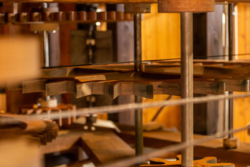 Dentro l'orologio a cucù in legno