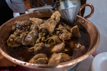 Olla de carnitas platillo mexicano