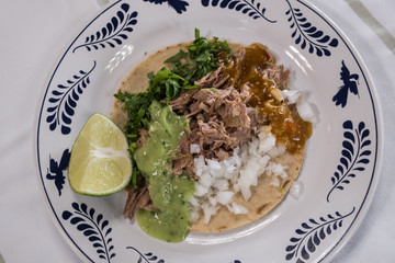 Taco de carnitas con cebolla y cilantro