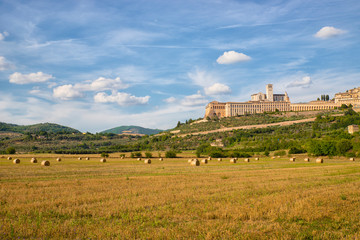 Fototapeta na wymiar Panoramic view of the Assisi (Italy) and the Basilica of San Francesco.