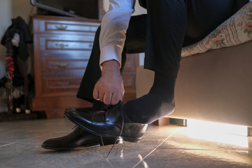 sposo che si allaccia paio di scarpe eleganti