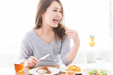 食事をする女性