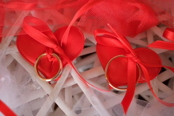 fedi per sposi su fiocchi rossi e bianchi oro