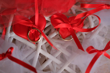 fedi per sposi su fiocchi rossi e bianchi oro