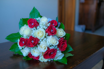 sposa fiori mazzo rose rosse bianche diamanti gemme punto luce bouquet