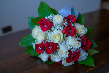 sposa fiori mazzo rose rosse bianche diamanti gemme punto luce bouquet