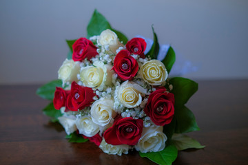 sposa fiori mazzo rose rosse bianche diamanti gemme punto luce bouquet