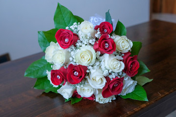 sposa fiori mazzo rose rosse bianche diamanti gemme punto luce bouquet