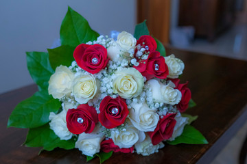 sposa fiori mazzo rose rosse bianche diamanti gemme punto luce bouquet