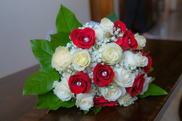 sposa fiori mazzo rose rosse bianche diamanti gemme punto luce bouquet