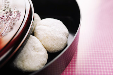 扇面形の合成漆器の箱に入った大福と蓋