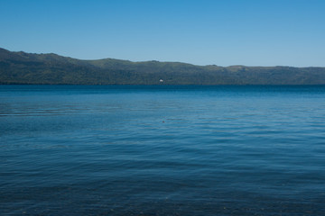 青い静かな湖と青空