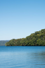 青いキレイな湖と緑の半島