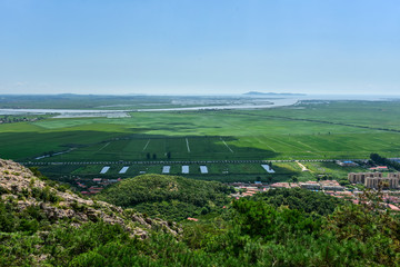Obraz premium Greenbelt and Island Scenery at Dayang River Port, Dandong City, Liaoning Province, China