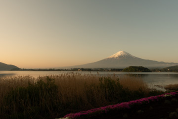 夕焼けに霞む富士山