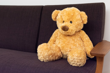 ソファとくまのぬいぐるみ