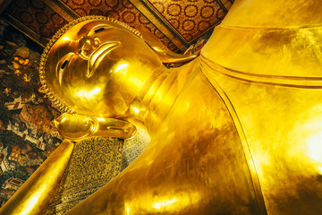 Obraz premium Reclining Buddha (Wat Pho) . Reclining Buddha gold statue. Wat Pho, Bangkok, Thailand