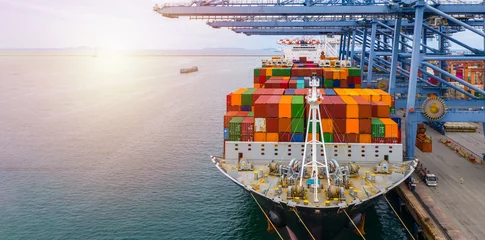 Rolgordijnen Container vracht vrachtschip terminal, luchtfoto lossen en laden kraan van container vrachtschip boot in industriële haven met verzending van commerciële containers, China. © Kalyakan