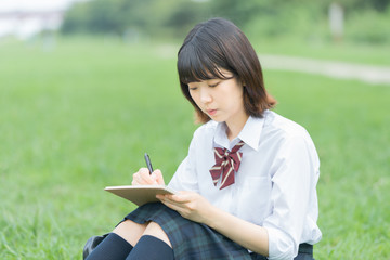 勉強する女子高生