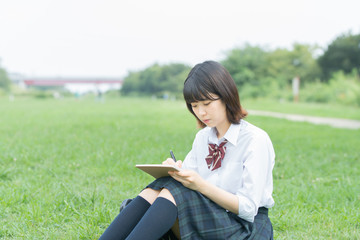 勉強する女子高生