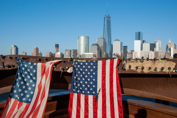 New York City Skyline mit amerikanischen Flaggen im Vordergrund
