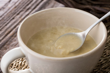 スプーンですくった、ほんわか湯気の立つ、牡蠣のクリームスープ