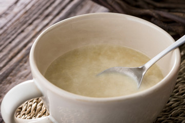 スプーンですくった、ほんわか湯気の立つ、牡蠣のクリームスープ
