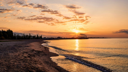 Naklejka premium Beautiful panoramic view of the beach at dawn, lit by morning sunlight, luxurious summer adventures, outdoor activities, tourism