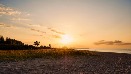 Obraz premium Beautiful panoramic view of the beach at dawn, lit by morning sunlight, luxurious summer adventures, outdoor activities, tourism