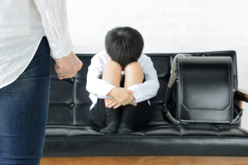 子どもを叱る母親