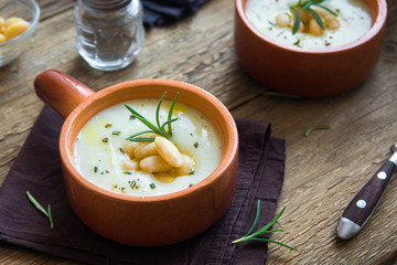 Cauliflower and white bean soup