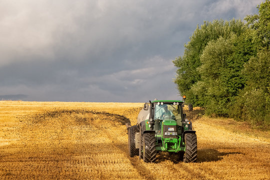 John Deer tractor pulling liquid manure spreader, Germany, Lower Saxony, August 2013