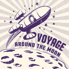Rakete fliegt über den Mond. Vintage Poster mit Rocket über der Oberfläche des Planeten mit Kratern. © Agor2012