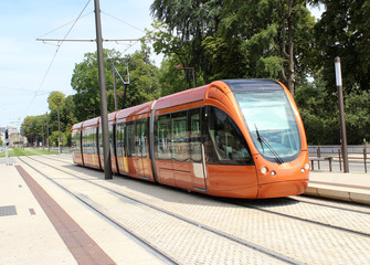 Fototapeta na wymiar tramway de la ville du MANS