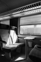 Fototapeta premium voyager en train , noir et blanc