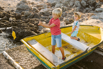 niños pescando mediterraneo