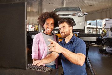 Mechatroniker erklärt Kundin Auto Diagnose Check