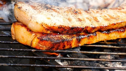 肉厚のベーコンを炭火で焦げ目をつけながら焼く