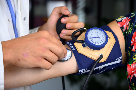 Prise de tension par un m&eacute;decin
