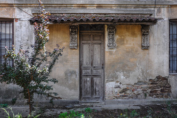 Fototapeta na wymiar Old house with wooden door in Astorga, León, Spain