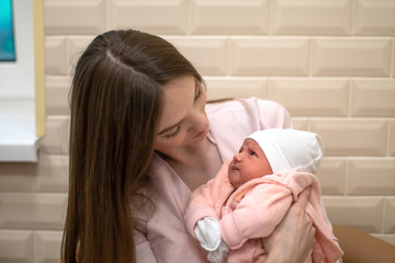 Obraz na płótnie Canvas pretty mom with little newborn daughter