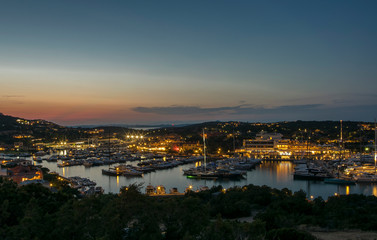 Fototapeta na wymiar Veduta del porto di Porto Cervo, in basso a destra lo Yacht Club Costa Smeralda - Sardegna