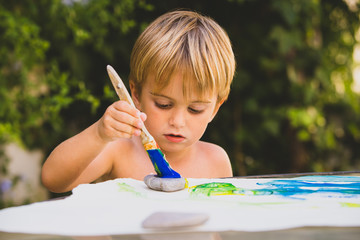niño pintando