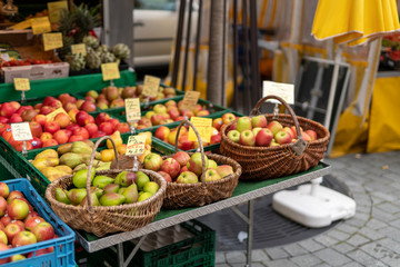 Wochenmarkt mit frischen Äpflen