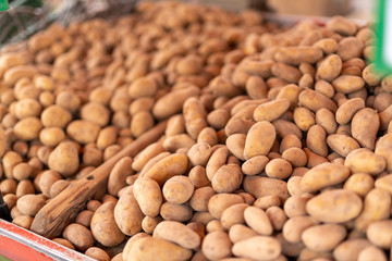 Wochenmarkt mit frischen Kartoffeln