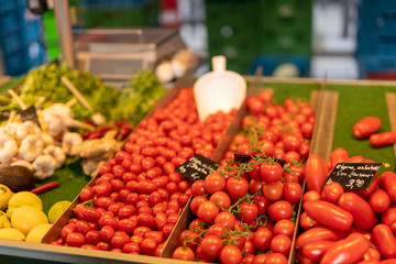 Wochenmarkt mit frischem Gemüse