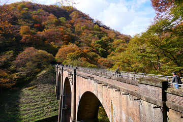 秋の碓氷第三橋梁、通称　めがね橋。安中　群馬　日本。１１月上旬。
