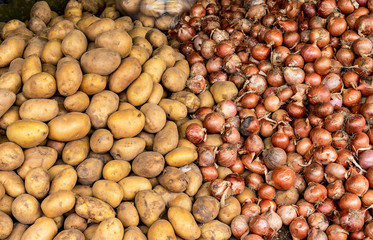 Potatoes and onions in a farmers' market