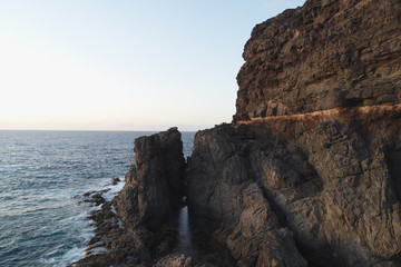 Fototapeta na wymiar sunset on the cliffs that bathe the Atlantic Ocean