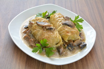 gołąbki z sosem pieczarkowym